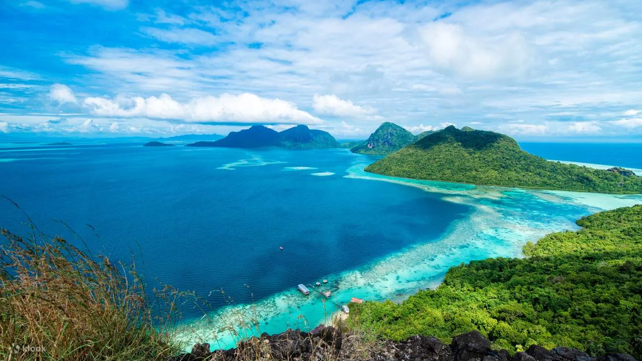 Aerial view of a long white sandbar and turquoise sea in Semporna